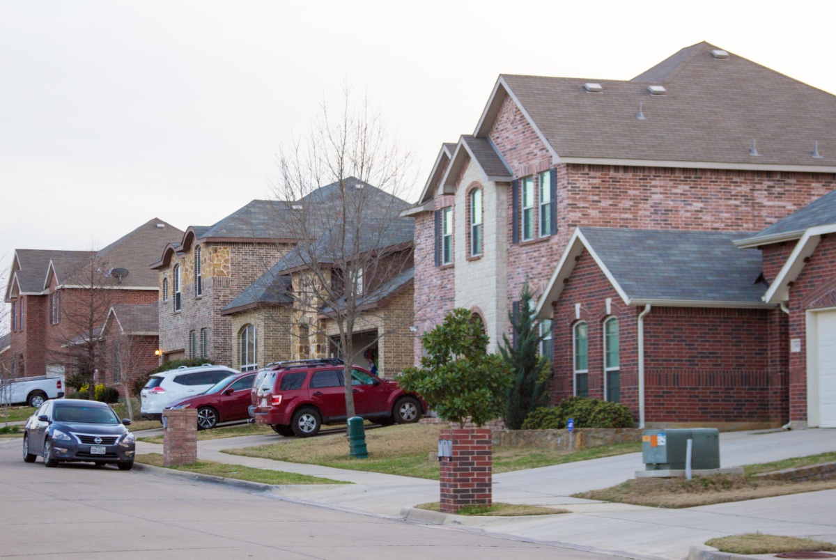 neighborhood houses front yard view
